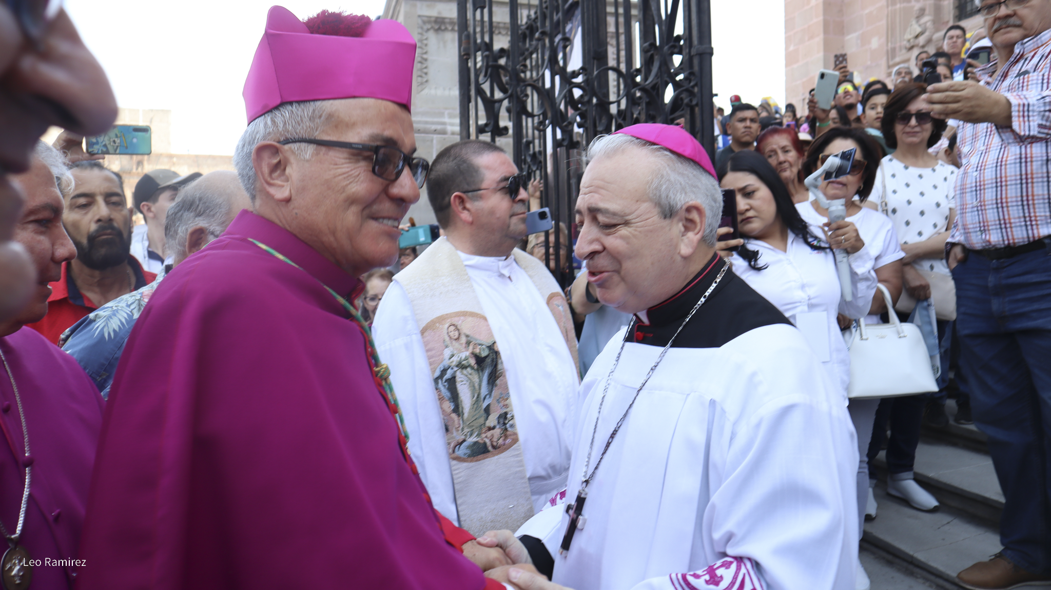 El Obispo Mons. José Leopoldo y su antecesor, el Arzobispo Mons. Jorge Alberto Cavazos Arizpe.