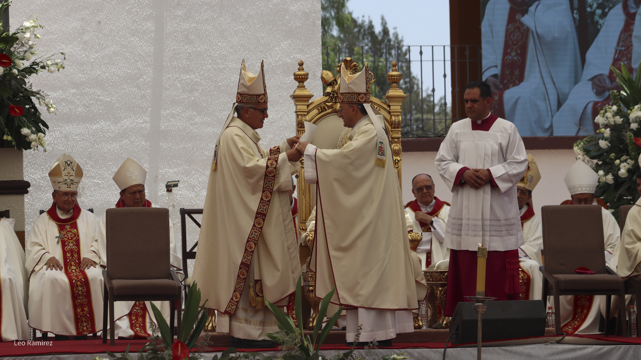 Entrega de la bula pontificia